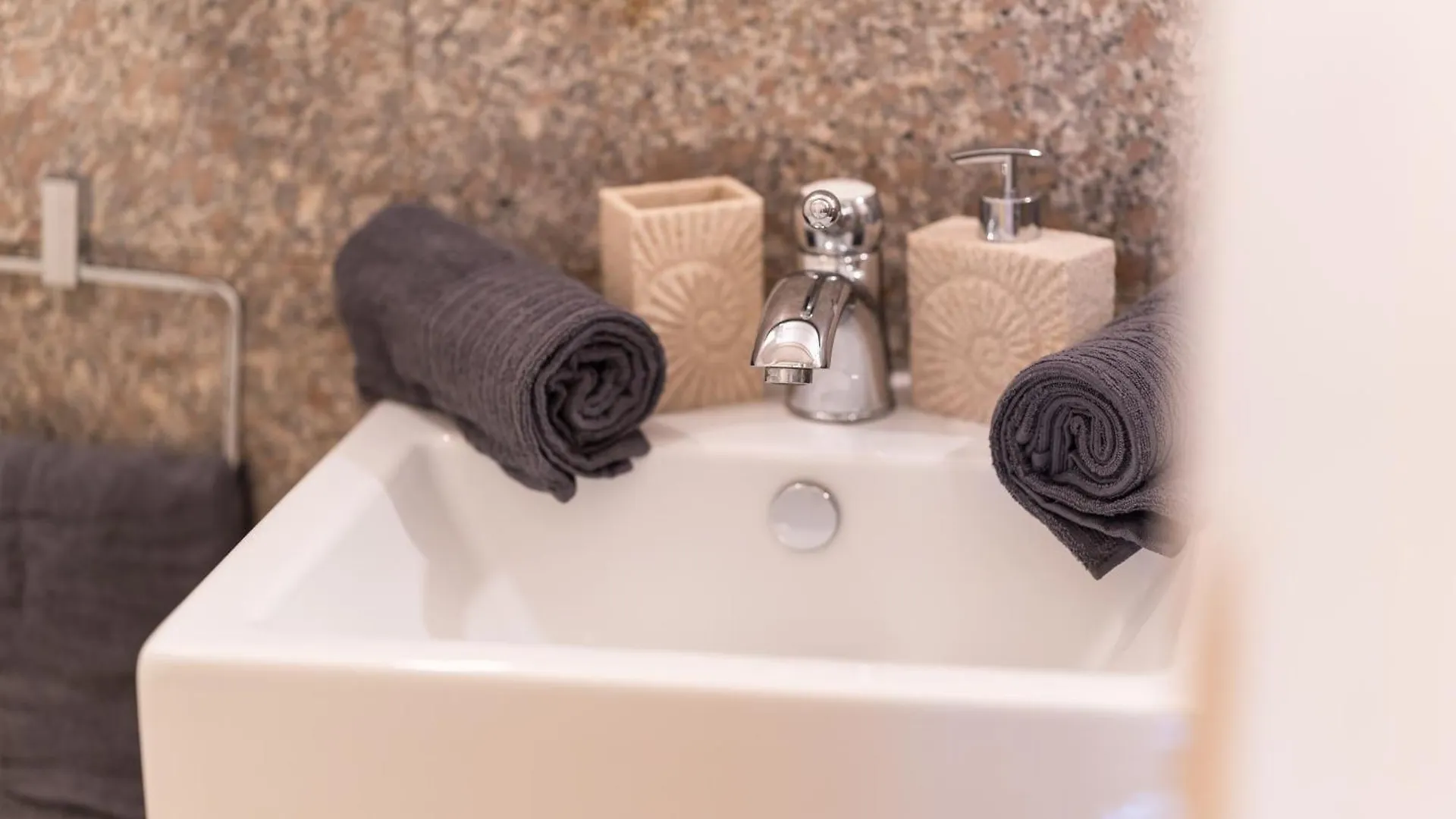 Premium Suites Vienna - Schoenlaterngasse Apartment